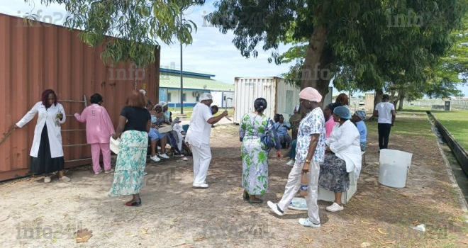Grève à N’tchengué&nbsp;: la direction de l’hôpital et les syndicats à couteaux tirés sur 4 primes impayées