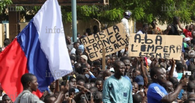 Niger&nbsp;: Des milliers de manifestants devant l’ambassade de France à Niamey