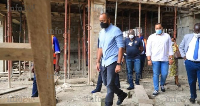 Le fils d’Ali Bongo visite un marché inachevé, promis par son père à Franceville