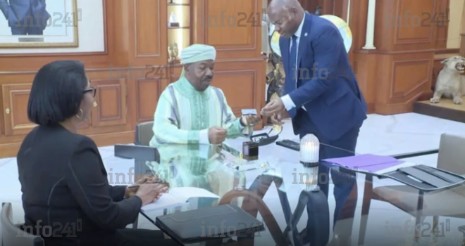 Ali Bongo reçoit la carte de militant de son parti... au palais de la République gabonaise&nbsp;!